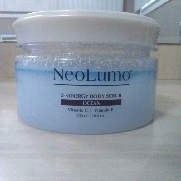 NEOLUMO 2-SYNERGY BODY SCRUB OCEAN-VITAMIN C-VITAMIN E-10.5 oz/300 ml-NEW-SEALED - Picture 3 of 3